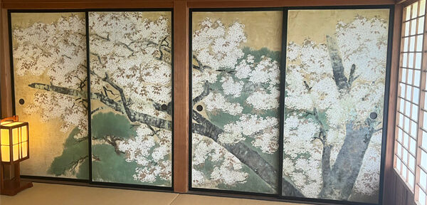 Kôbun-tei est un pavillon renommé comme attrait principal du Kairaku-en, jardin/parc à Mito, dans la préfecture d’Ibaragi